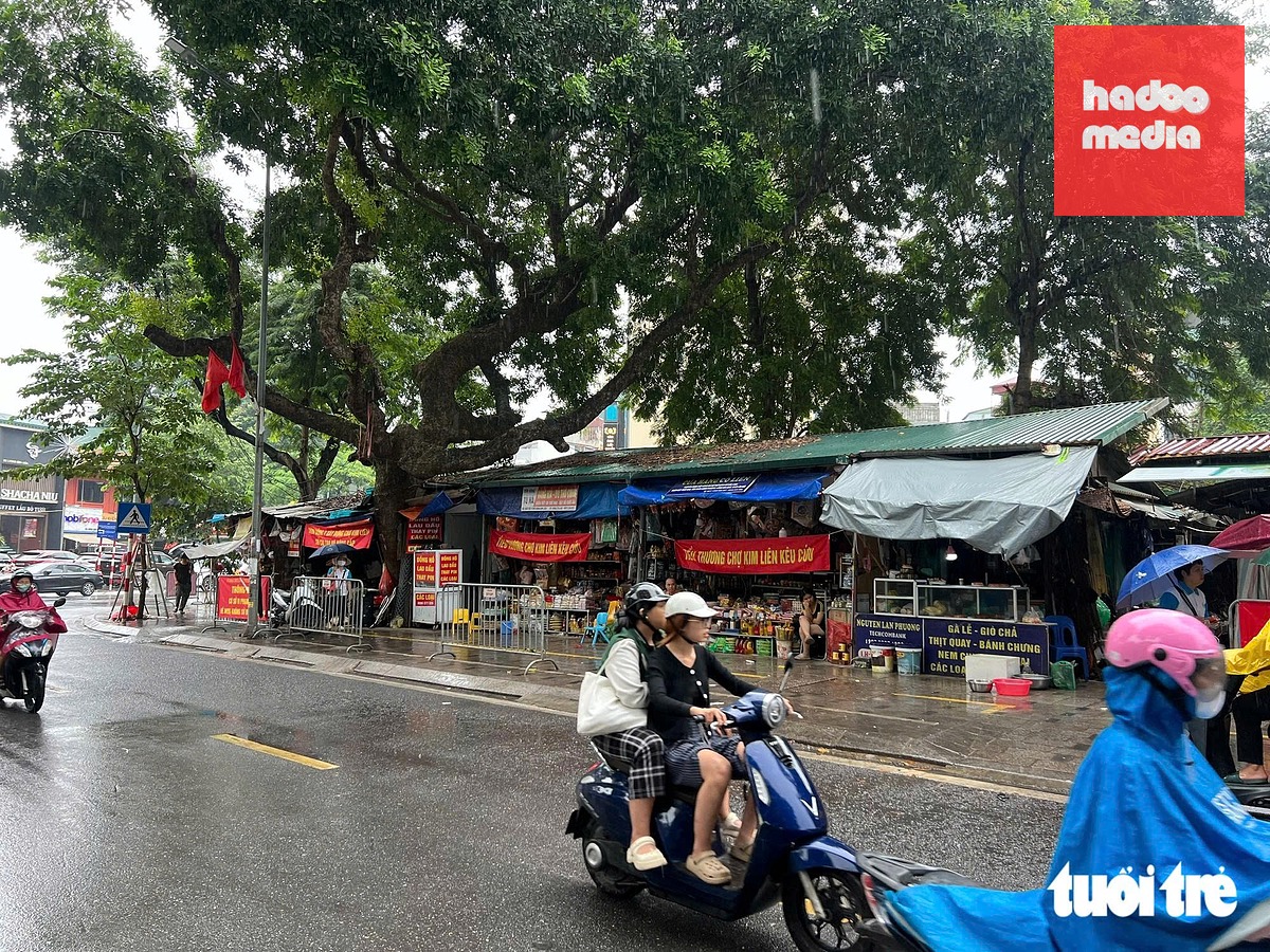 Khu vực chợ Kim Liên, Hà Nội - Ảnh: PHẠM TUẤN