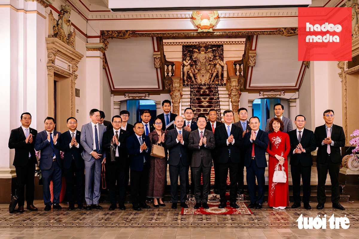 Lãnh đạo TP.HCM chụp hình lưu niệm cùng đoàn công tác Campuchia - Ảnh: THANH HIỆP