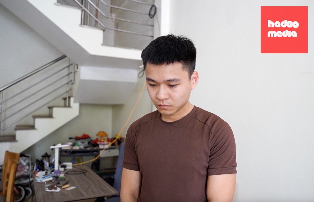 Ngô Bá Mạnh tại cơ quan công an - Ảnh: TỐNG HUỆ