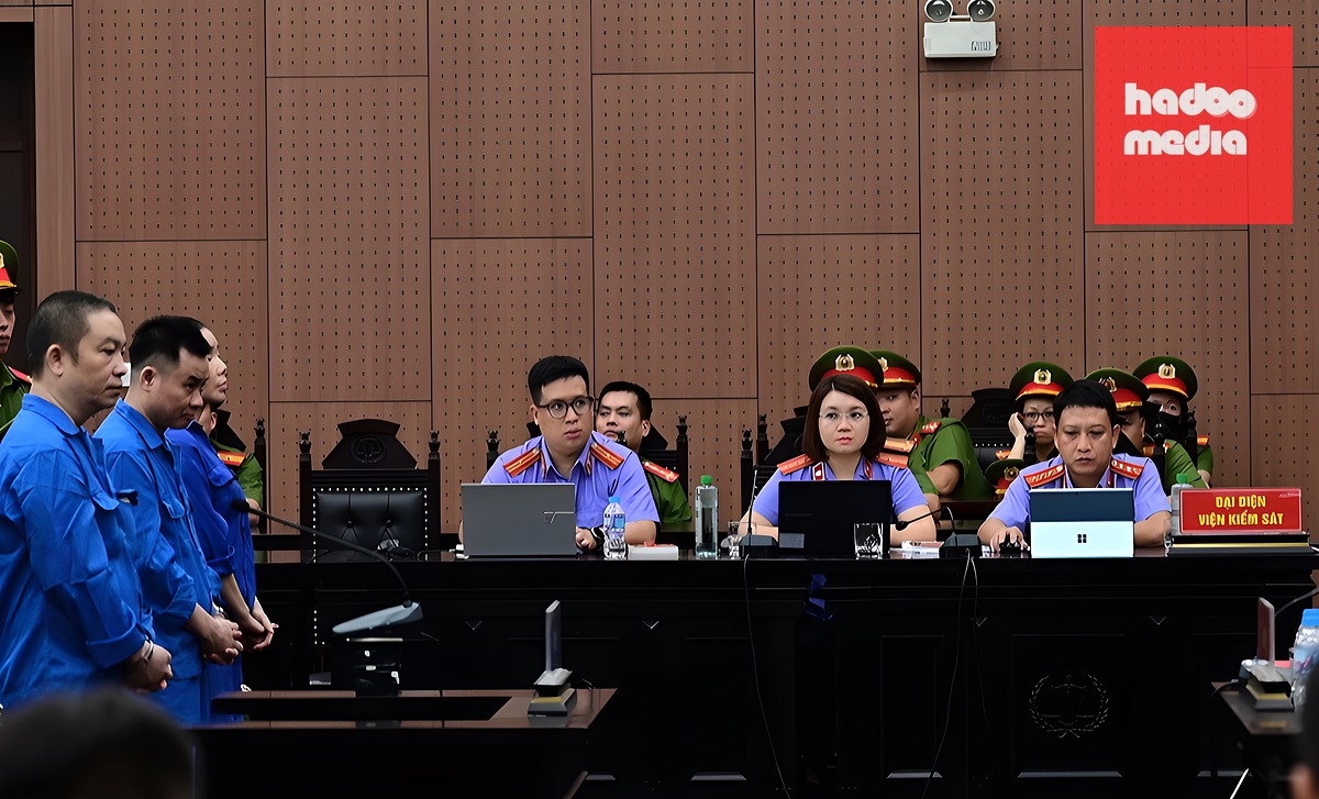 Cựu Viện trưởng Viện Pháp y tâm thần Trung ương Trần Văn Trường (bìa trái) tại phiên tòa - Ảnh: GIANG LONG