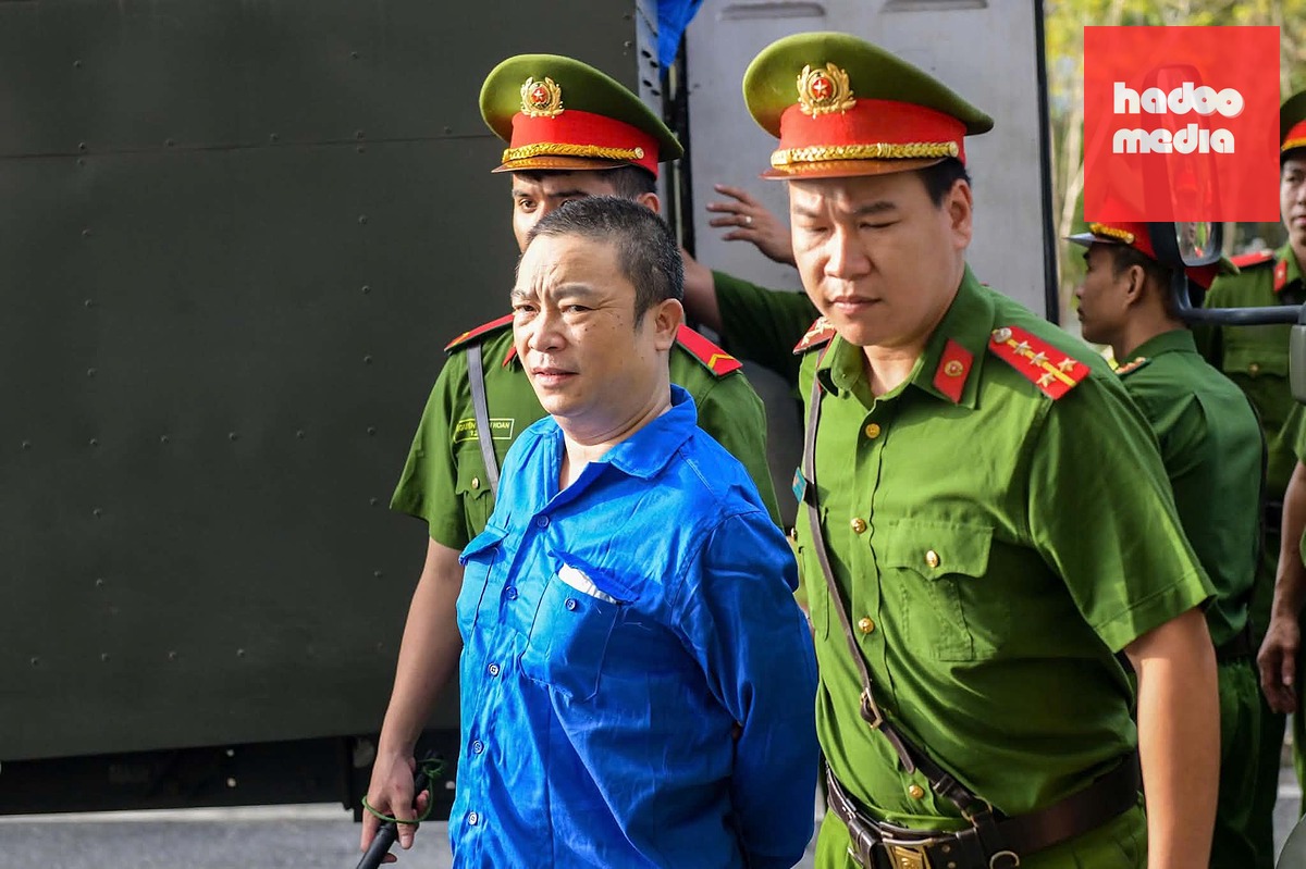 Cựu Viện trưởng Trần Văn Trường bị dẫn giải đến phiên tòa - Ảnh: NAM TRẦN