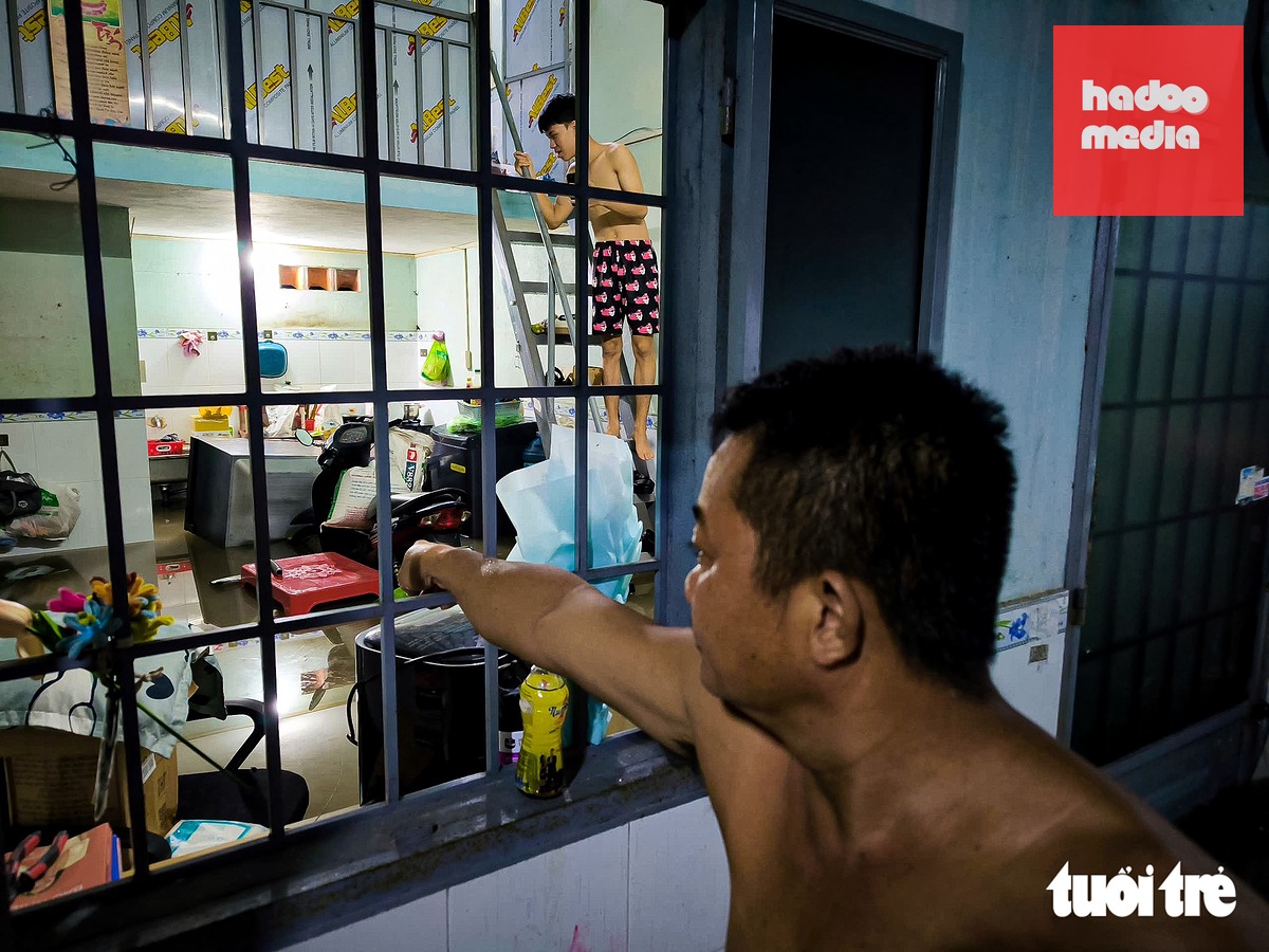 Hàng loạt nhà dân trên đường số 11, phường Thủ Đức, TP.HCM bị nước tràn vào sau mưa lớn kết hợp triều cường tối 30-9 - Ảnh: CHÂU TUẤN