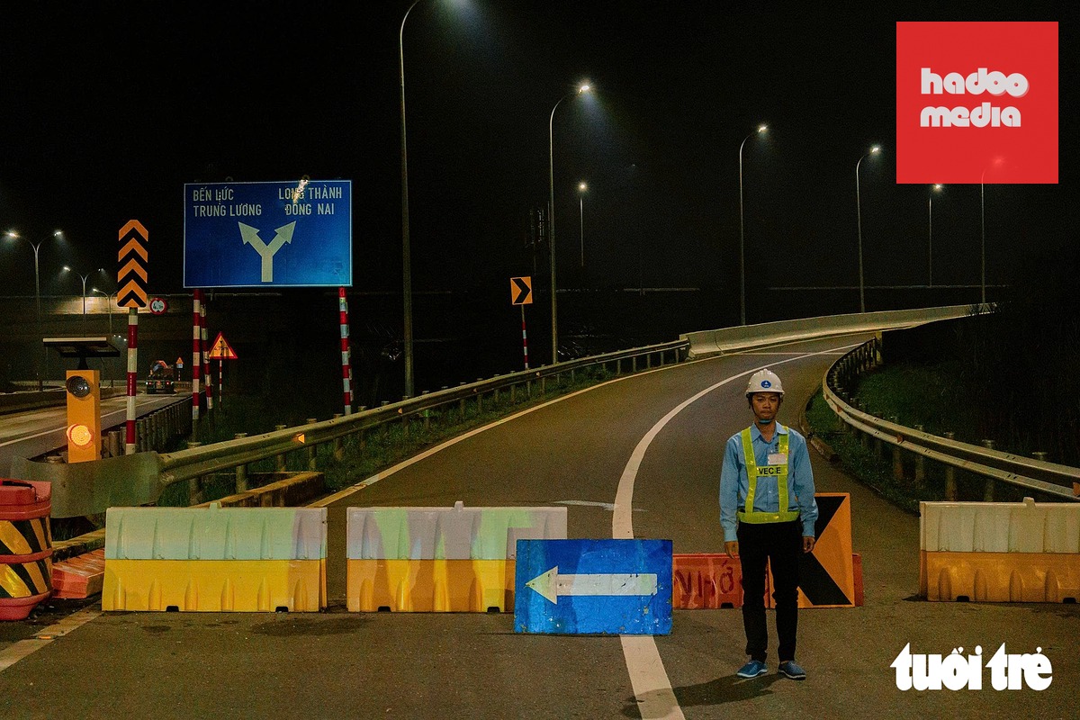 Lối lên cao tốc Bến Lức - Long Thành, hướng từ nút giao Nguyễn Văn Tạo về Long Thành sẵn sàng thông xe - Ảnh: HỮU DUY