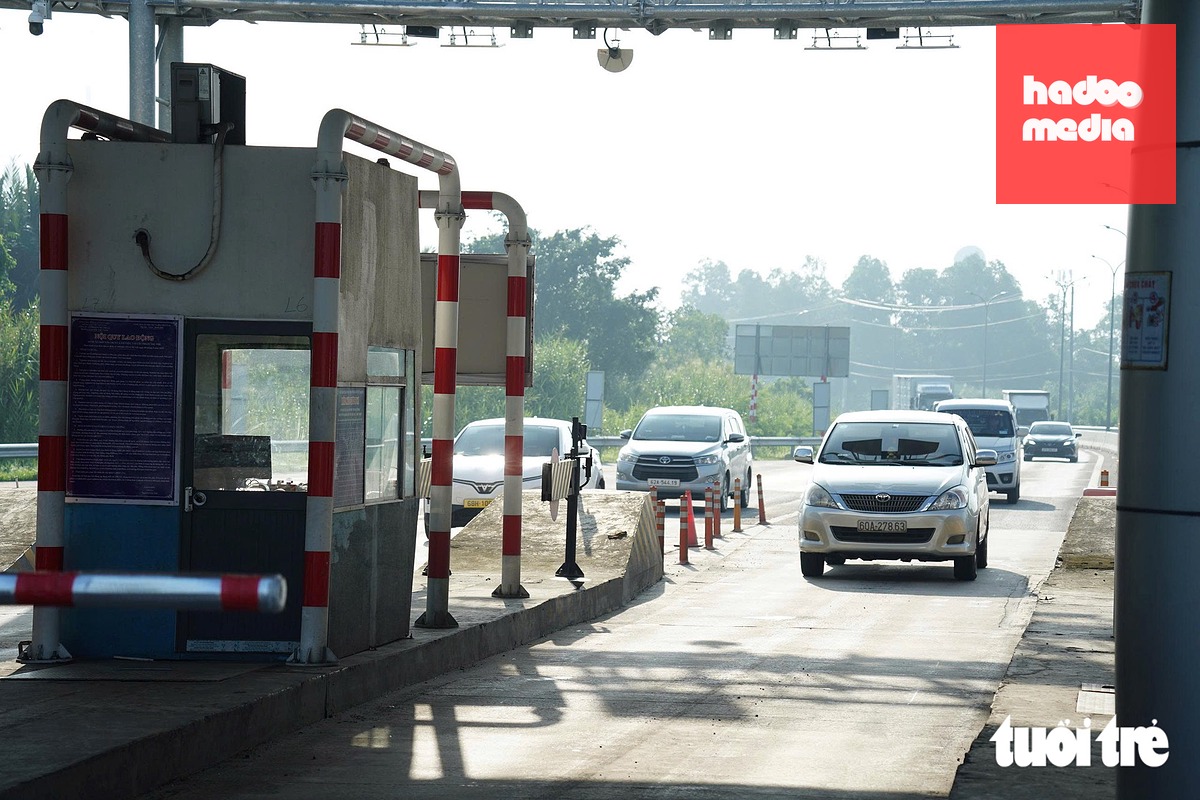 Từ sáng sớm, lượng xe cộ lưu thông qua trạm thu phí số 4 tại nút giao Nguyễn Văn Tạo vào cao tốc Bến Lức - Long Thành đã tấp nập - Ảnh: HỮU DUY