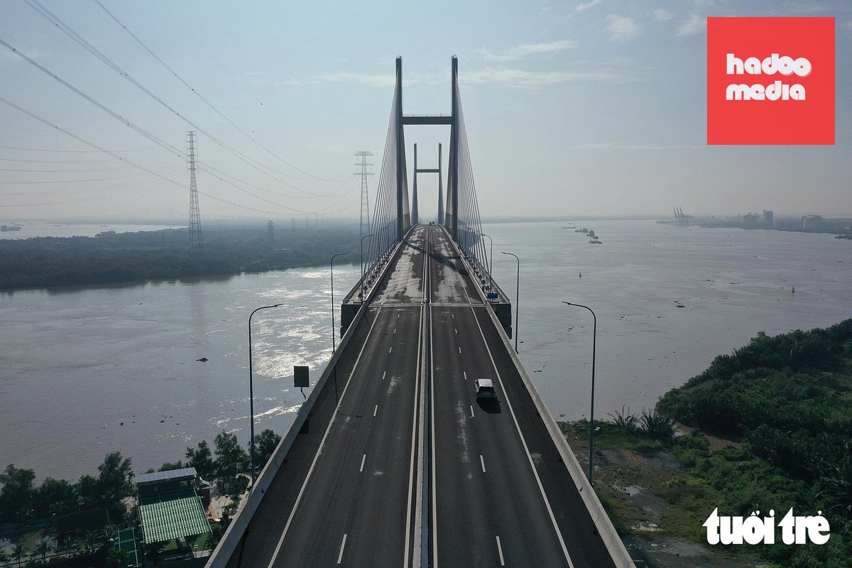 Cầu Bình Khánh đón những chiếc xe đầu tiên trong ngày thông toàn tuyến cao tốc Bến Lức - Long Thành - Ảnh: HỮU DUY