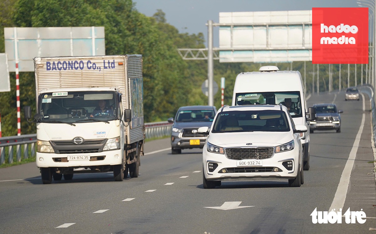 Cao tốc Bến Lức - Long Thành ngày đầu thông xe toàn tuyến: Xe chạy xuyên rừng ngập mặn, tài xế thảnh thơi né kẹt xe - Ảnh 5.