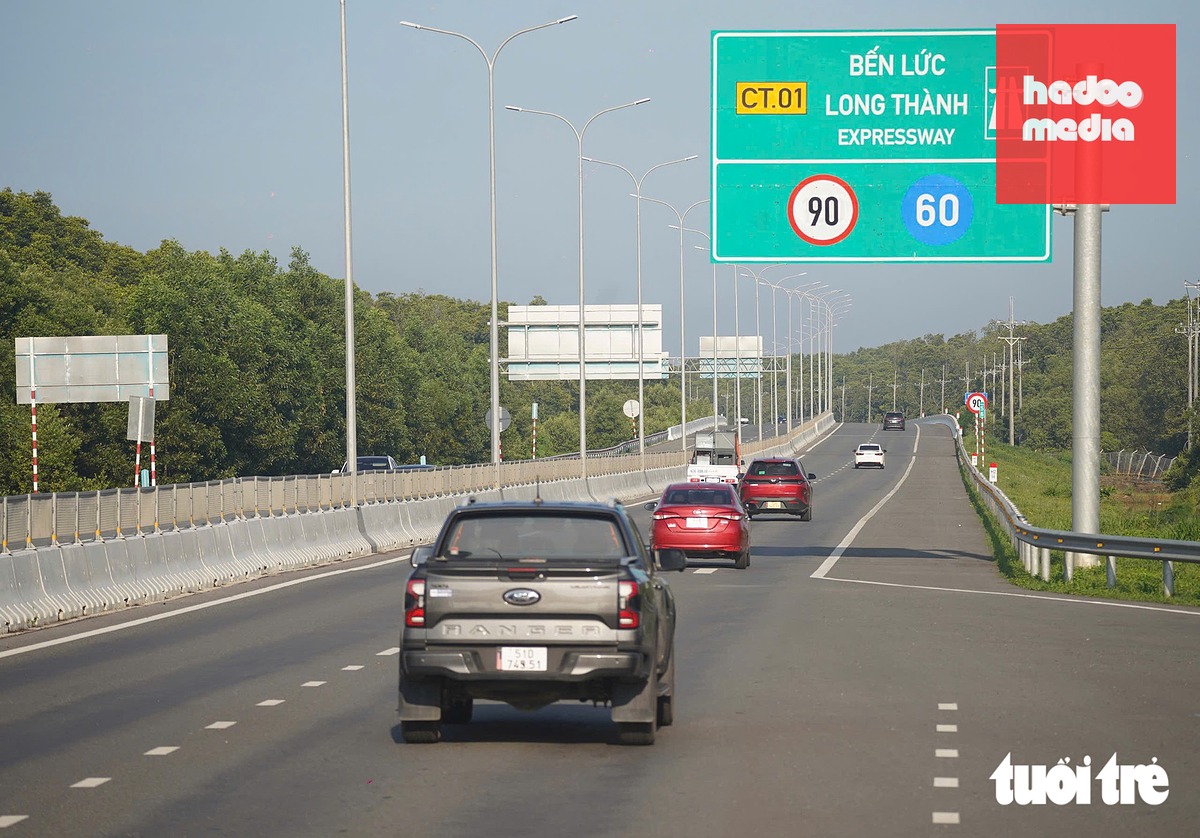 Cao tốc Bến Lức - Long Thành ngày đầu thông xe toàn tuyến: Xe chạy xuyên rừng ngập mặn, tài xế thảnh thơi né kẹt xe - Ảnh 6.