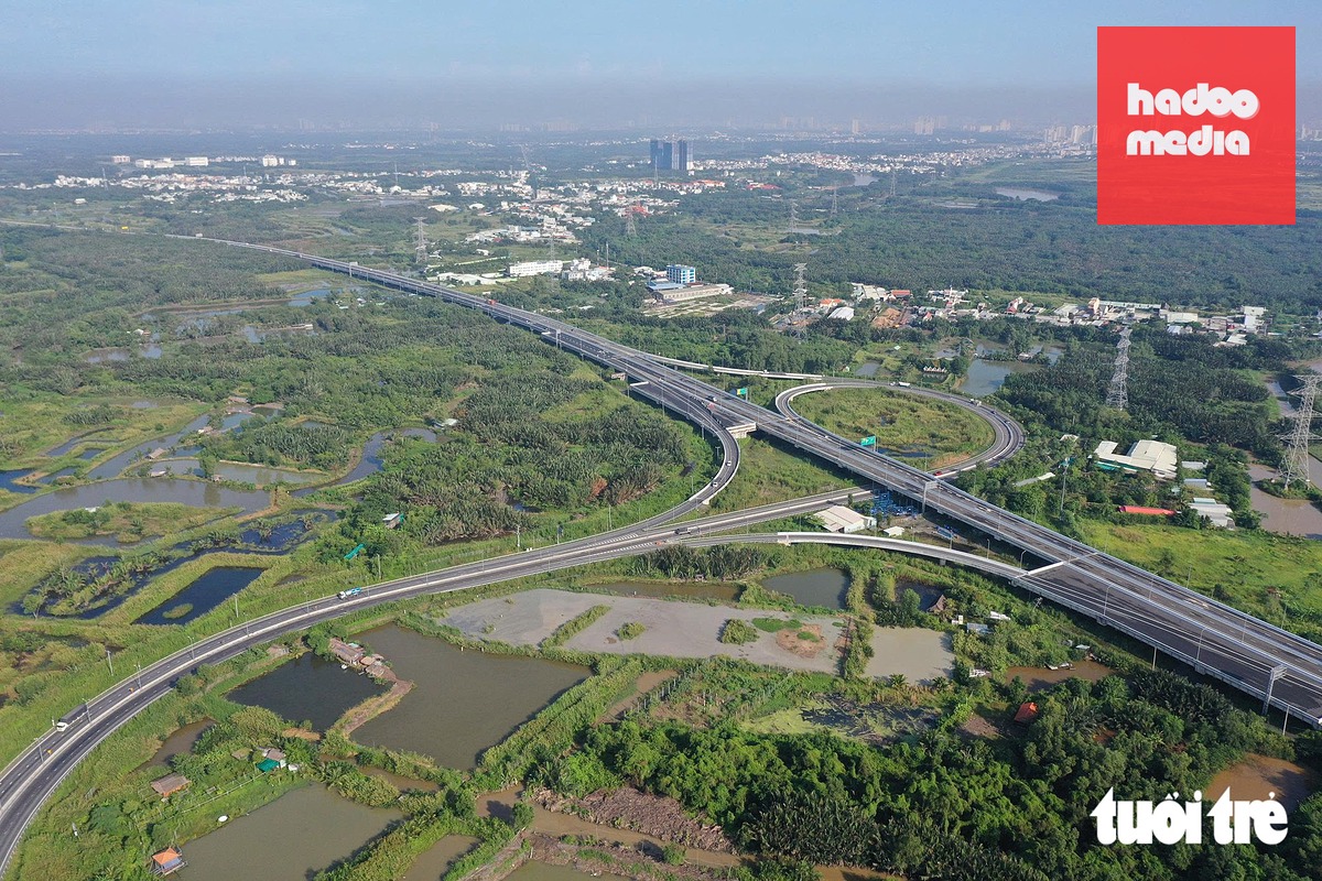 Toàn cảnh nút giao Nguyễn Văn Tạo trong ngày đầu tiên cao tốc Bến Lức - Long Thành thông toàn tuyến - Ảnh: HỮU DUY