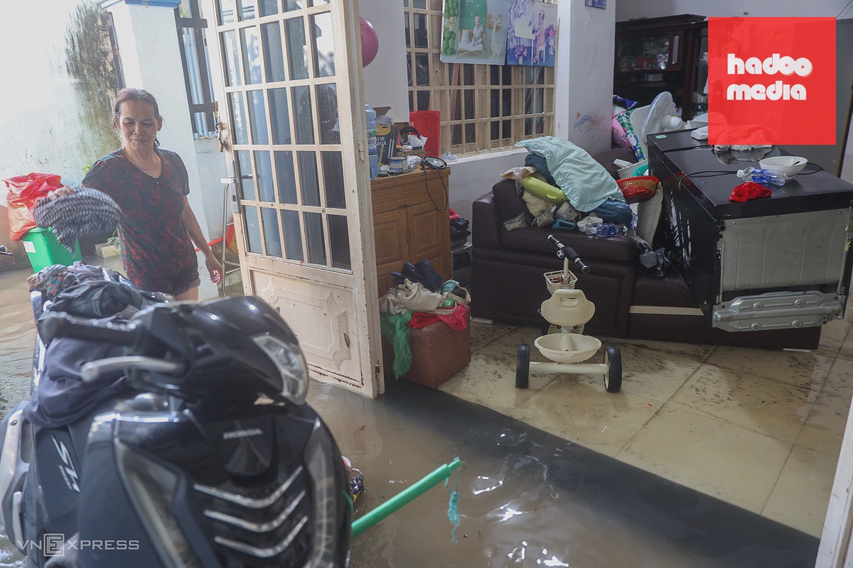 Khu dân cư Thủ Đức TP HCM vẫn ngập sâu sau hơn 15 tiếng mưa lớn
