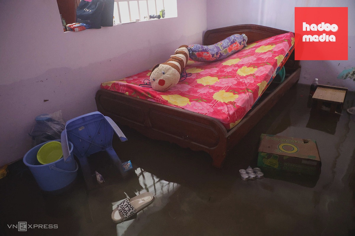 Khu dân cư Thủ Đức TP HCM vẫn ngập sâu sau hơn 15 tiếng mưa lớn