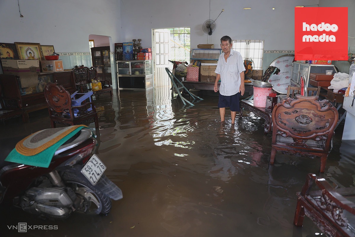 Khu dân cư Thủ Đức TP HCM vẫn ngập sâu sau hơn 15 tiếng mưa lớn
