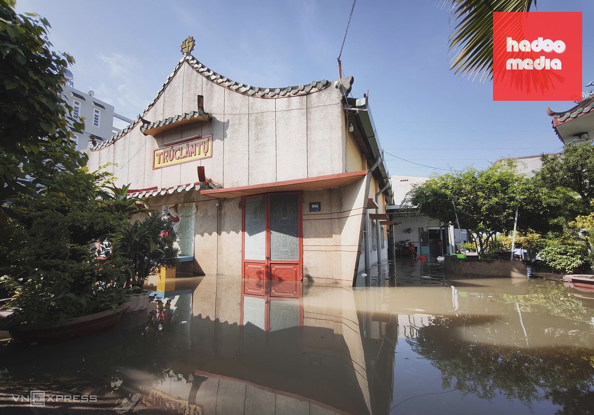 Khu dân cư Thủ Đức TP HCM vẫn ngập sâu sau hơn 15 tiếng mưa lớn