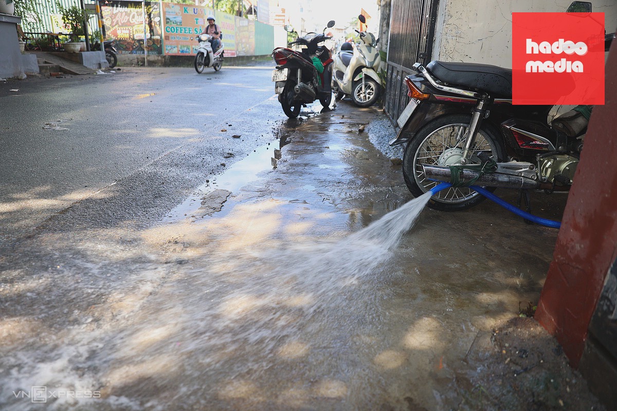 Khu dân cư Thủ Đức TP HCM vẫn ngập sâu sau hơn 15 tiếng mưa lớn