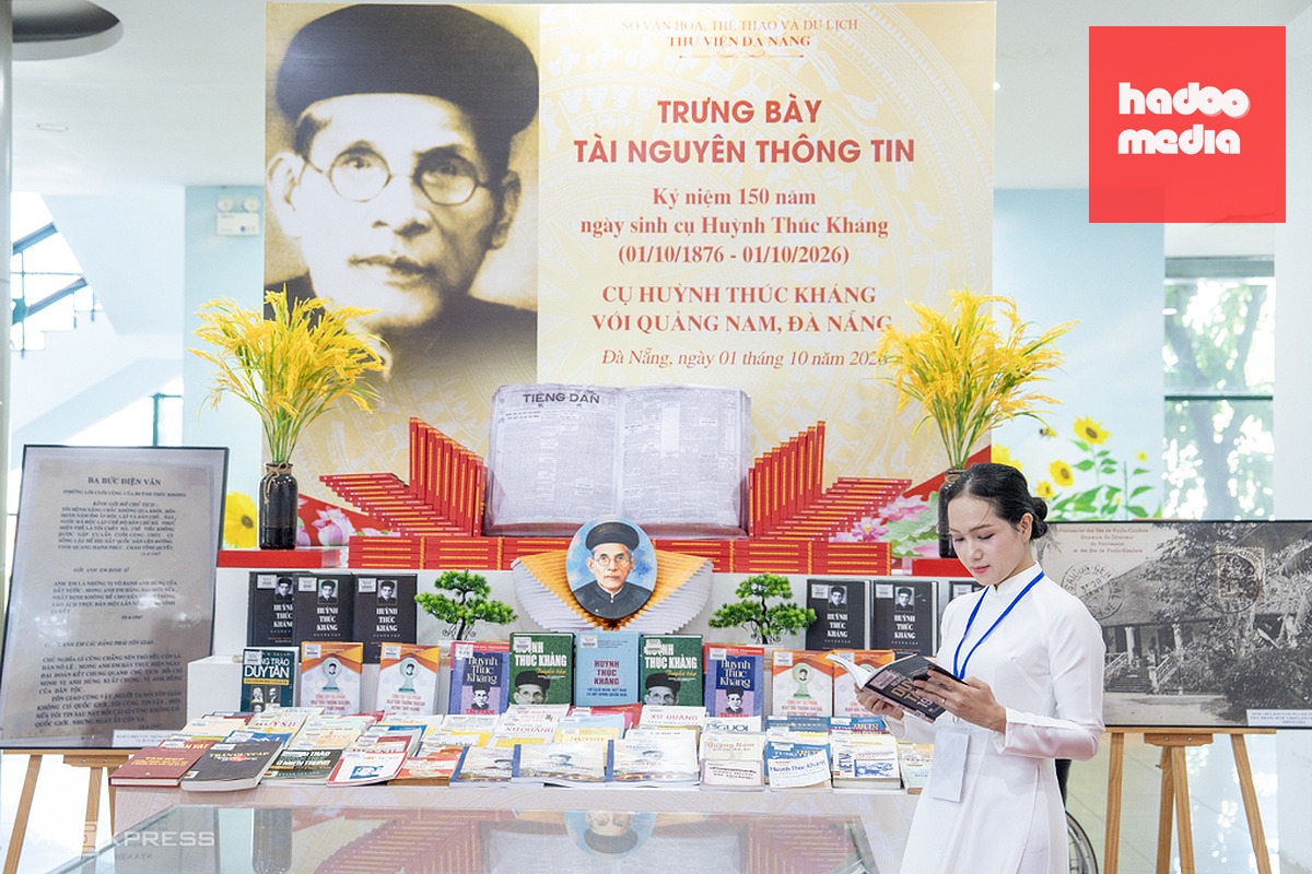 Nhiều tài liệu về chí sĩ Huỳnh Thúc Kháng được người dân tìm hiểu nhân dịp 150 năm ngày sinh của Cụ. Ảnh: Nguyễn Đông