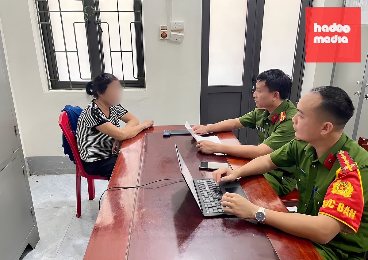 Bà M. nghe cán bộ Công an xã Tứ Mỹ phân tích về các thủ đoạn lừa đảo chiếm đoạt tài sản - Ảnh: T.M.