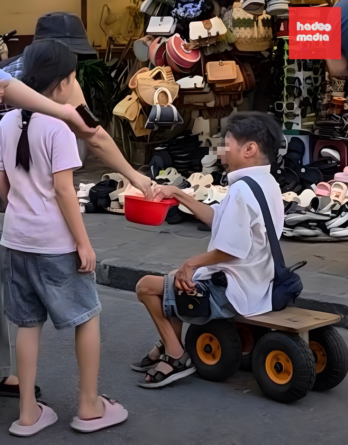 Cảnh tượng người xin ăn ở phố cổ Hội An từng gây bức xúc cho dư luận - Ảnh: Tư liệu Tuổi Trẻ