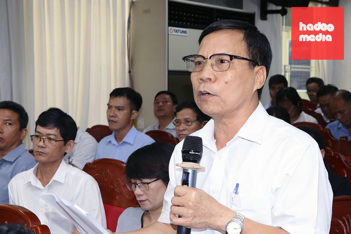 Cử tri phường Phước Tân kiến nghị TP Đồng Nai cần giải pháp căn cơ xử lý tình trạng ngập úng tại khu dân cư ven sông Buông ở khu phố Hương Phước - Ảnh: A.B.