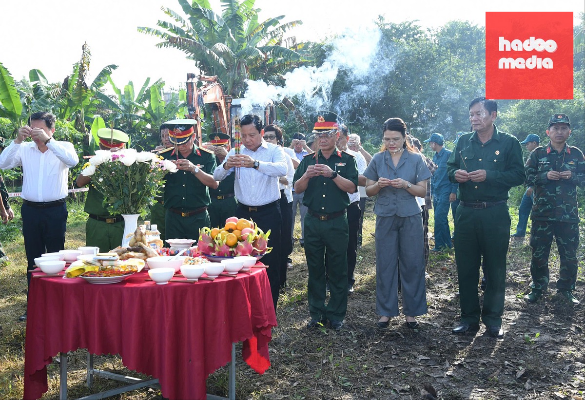 Ban Chỉ đạo tỉnh Tây Ninh về tìm kiếm, quy tập và xác định danh tính hài cốt liệt sĩ thực hiện việc khảo sát thông tin về hố chôn có thể chứa 16 hài cốt liệt sĩ tại ấp Tân Lập, xã Bến Cầu - Ảnh: PHÚC NGUYÊN