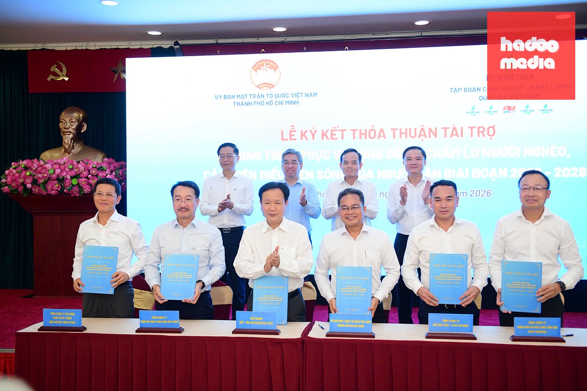 Bí thư Trần Lưu Quang; Phó bí thư, Chủ tịch Ủy ban MTTQ Việt Nam TP.HCM Nguyễn Phước Lộc cùng lãnh đạo Petrovietnam chứng kiến việc ký kết thỏa thuận tài trợ thực hiện Chương trình phục vụ cộng đồng, chăm lo người nghèo, cải thiện điều kiện sống của người dân trên địa bàn TP.HCM giai đoạn 2026 - 2028 giữa Ủy ban MTTQ Việt Nam TP.HCM và Petrovietnam - Ảnh: QUANG ĐỊNH