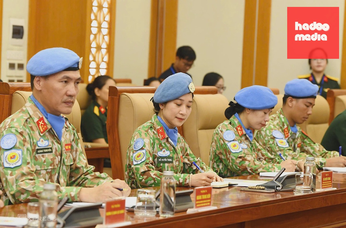 4 sĩ quan nhận quyết định đi thực hiện nhiệm vụ gìn giữ hòa bình Liên Hợp Quốc, chiều 1/10. Ảnh: Hoàng Phong