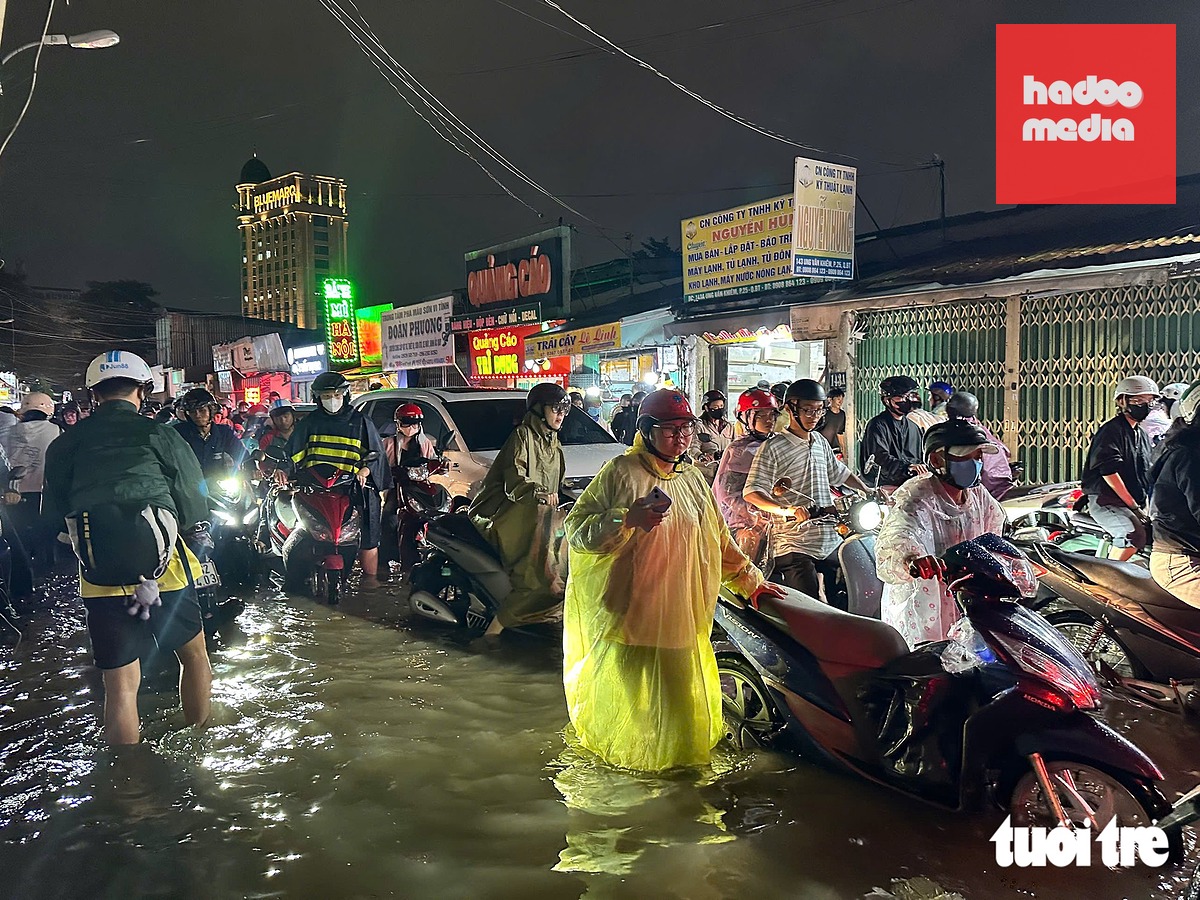 Ngập, kẹt xe nặng trên đường Ung Văn Khiêm - Ảnh: CAM LY