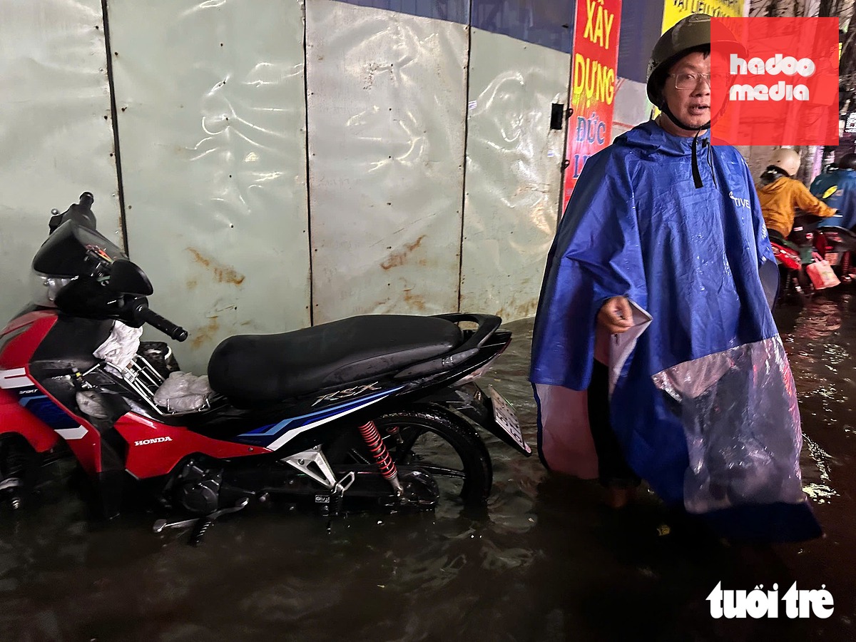 Ông Trần Kiệt bất lực vì ngập và kẹt xe - Ảnh: CAM LY