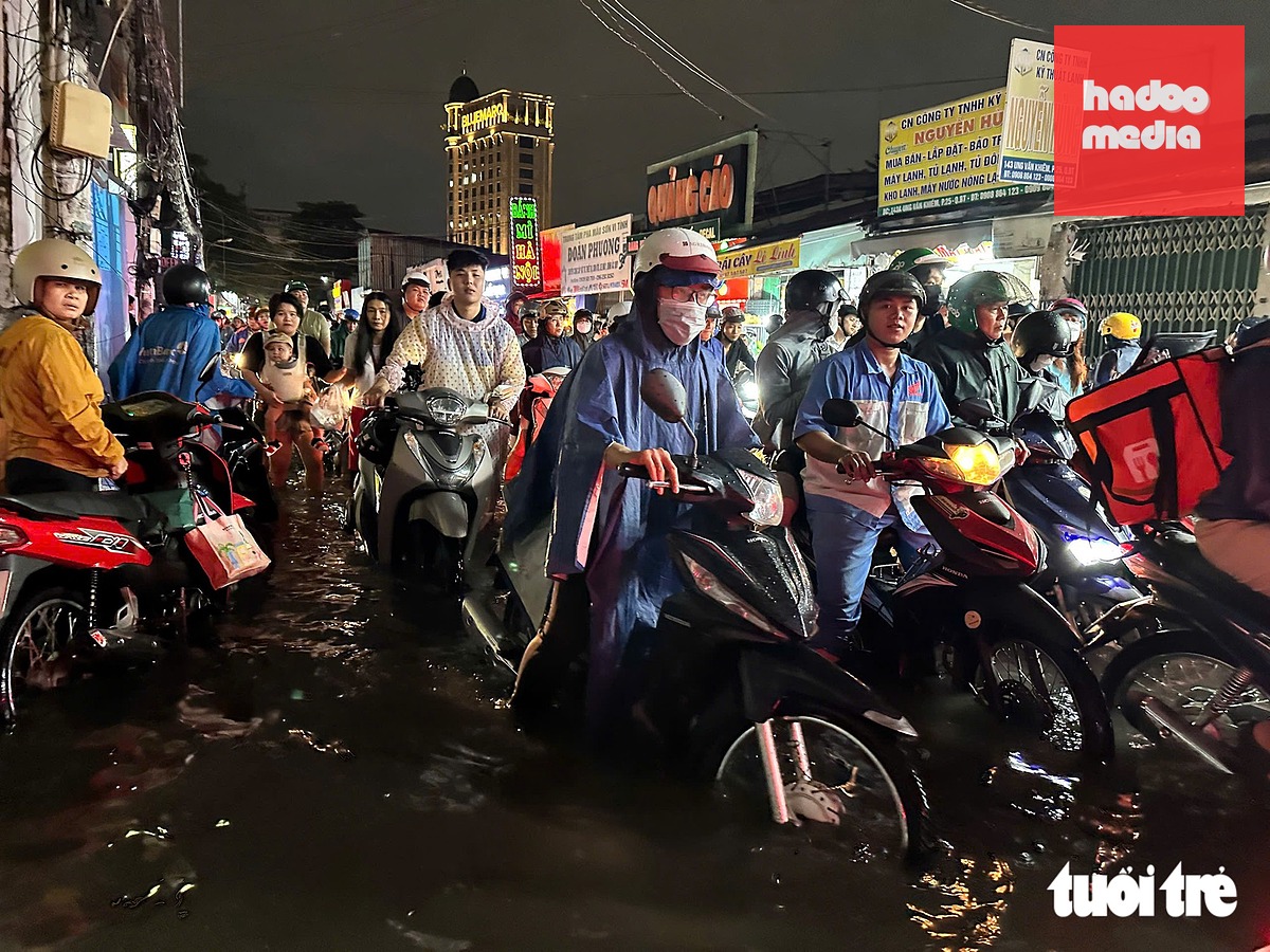 Một tiếng đồng hồ người dân đi chưa được 200m trên đường Ung Văn Khiêm - Ảnh: CAM LY