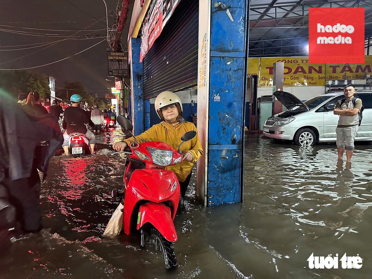 Ngập từ đường vào nhà dân - Ảnh: CAM LY