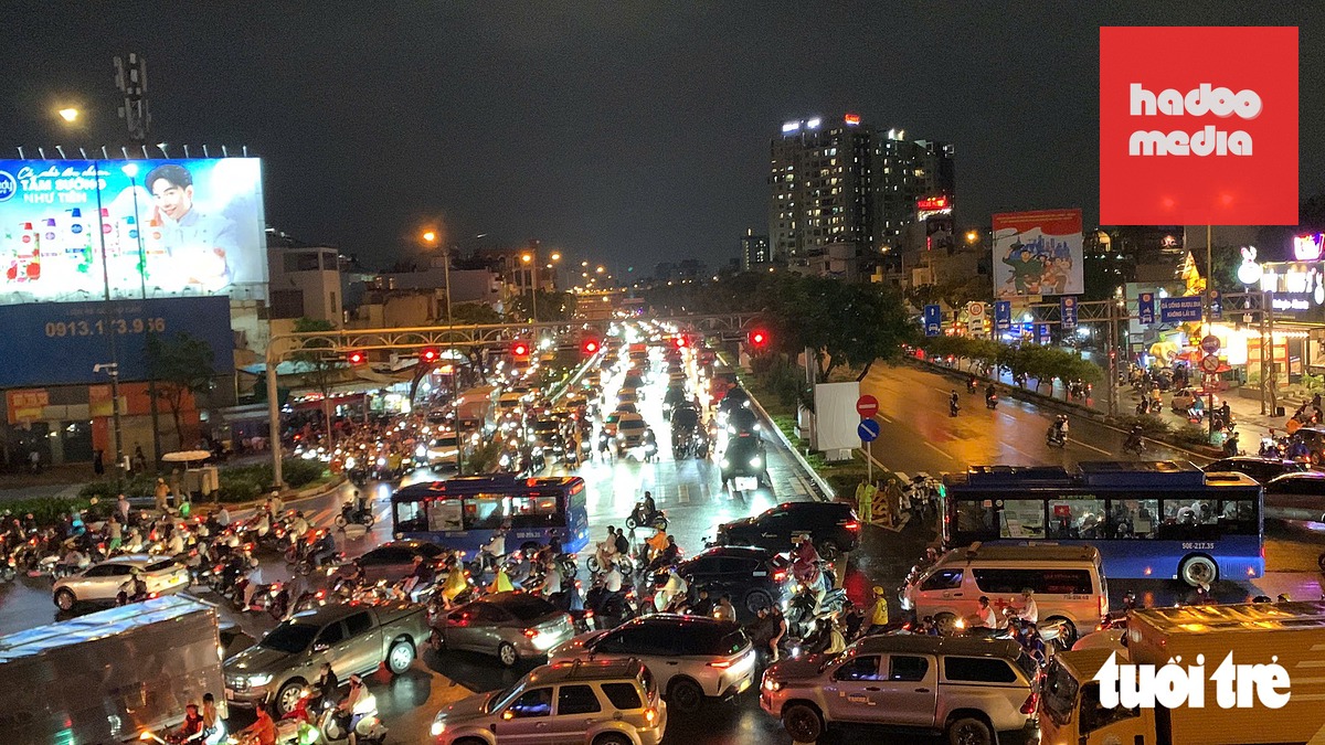 Đường Phạm Văn Đồng hướng về sân bay kẹt nặng - Ảnh: NGỌC LÂN