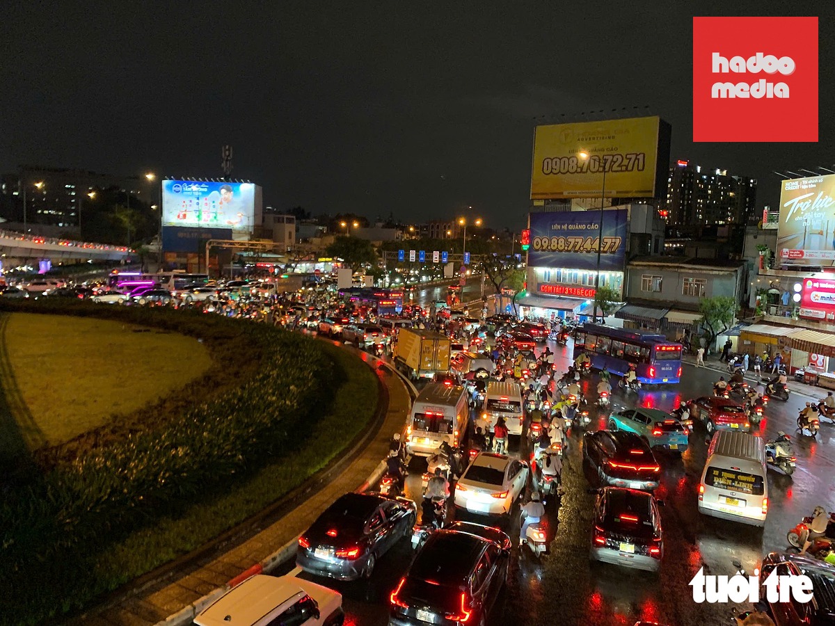 Vòng xoay Nguyễn Thái Sơn cứ ai chạy vào là chôn chân vài chục phút mới thoát ra được - Ảnh: NGỌC LÂN