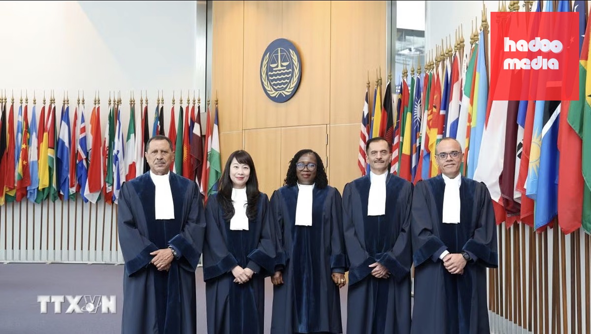 Thẩm phán Nguyễn Thị Lan Anh (thứ hai từ trái sang) cùng 4 thẩm phán của Ghana, Brazil, Tunisia và Ấn Độ nhậm chức ngày 1-10 - Ảnh: TTXVN