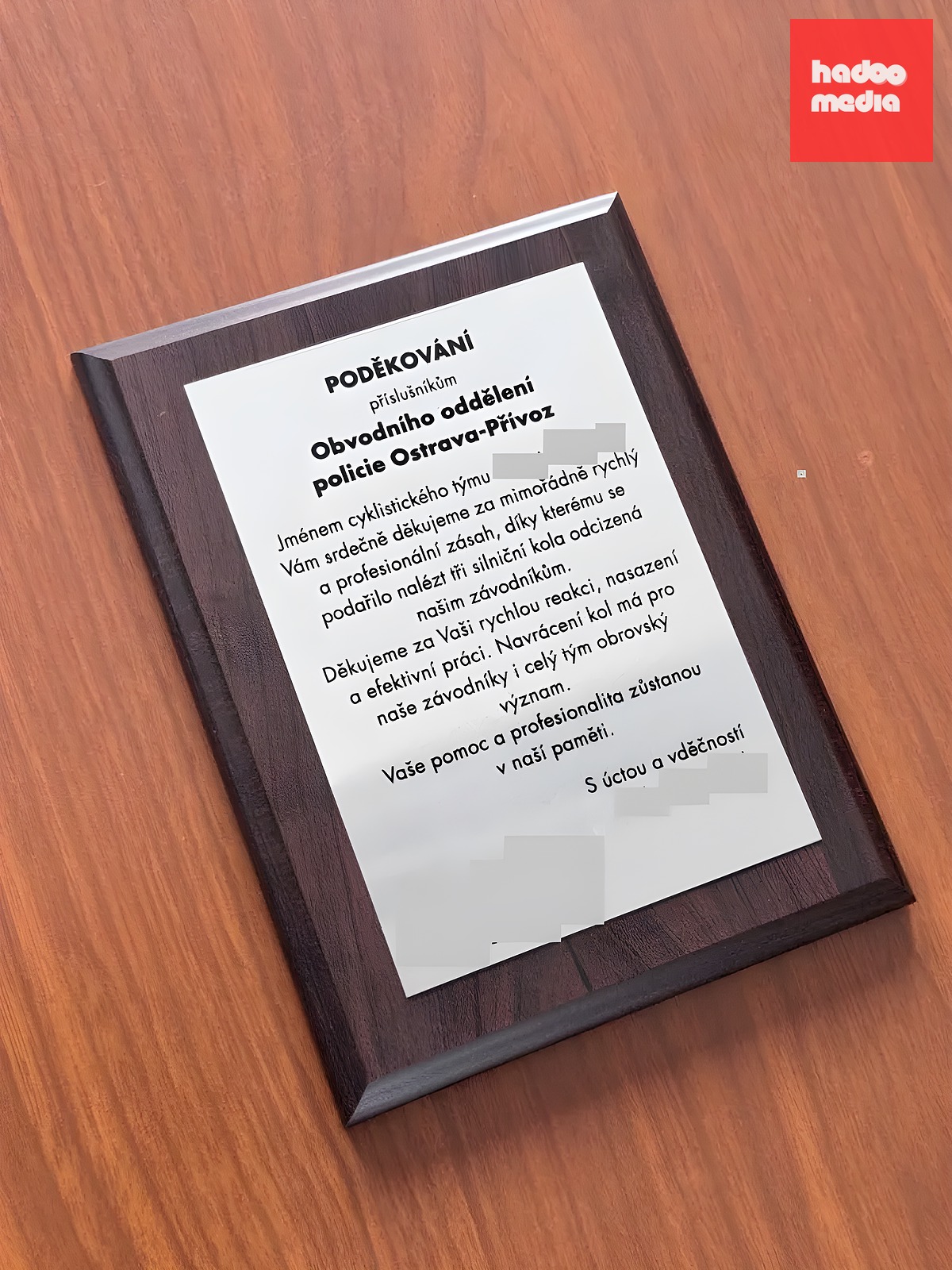 Cyklistický tým, jehož členům ukradená kola patřila, předal policistům poděkování.