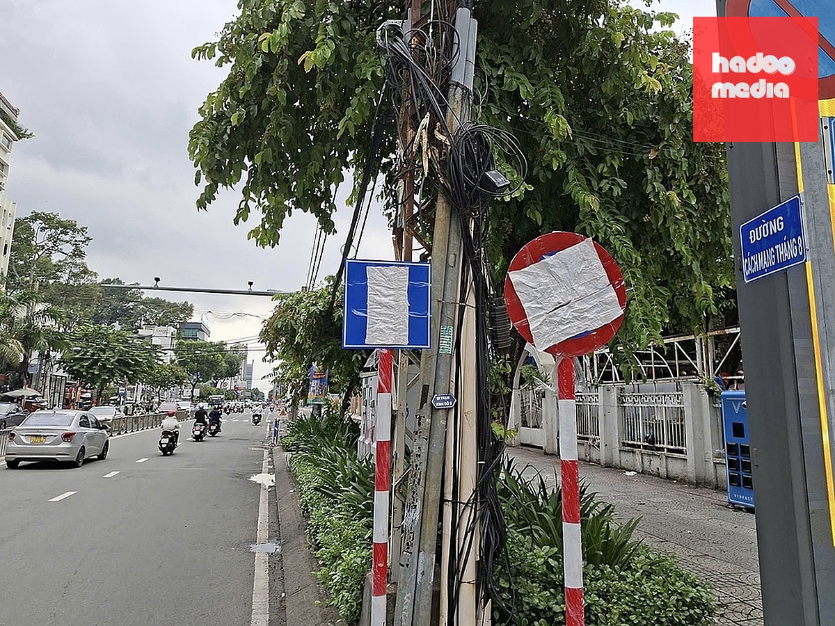 Biển báo mới được lắp đặt trên đường Cách Mạng Tháng Tám để chuẩn bị điều chỉnh giao thông. Ảnh: Giang Anh