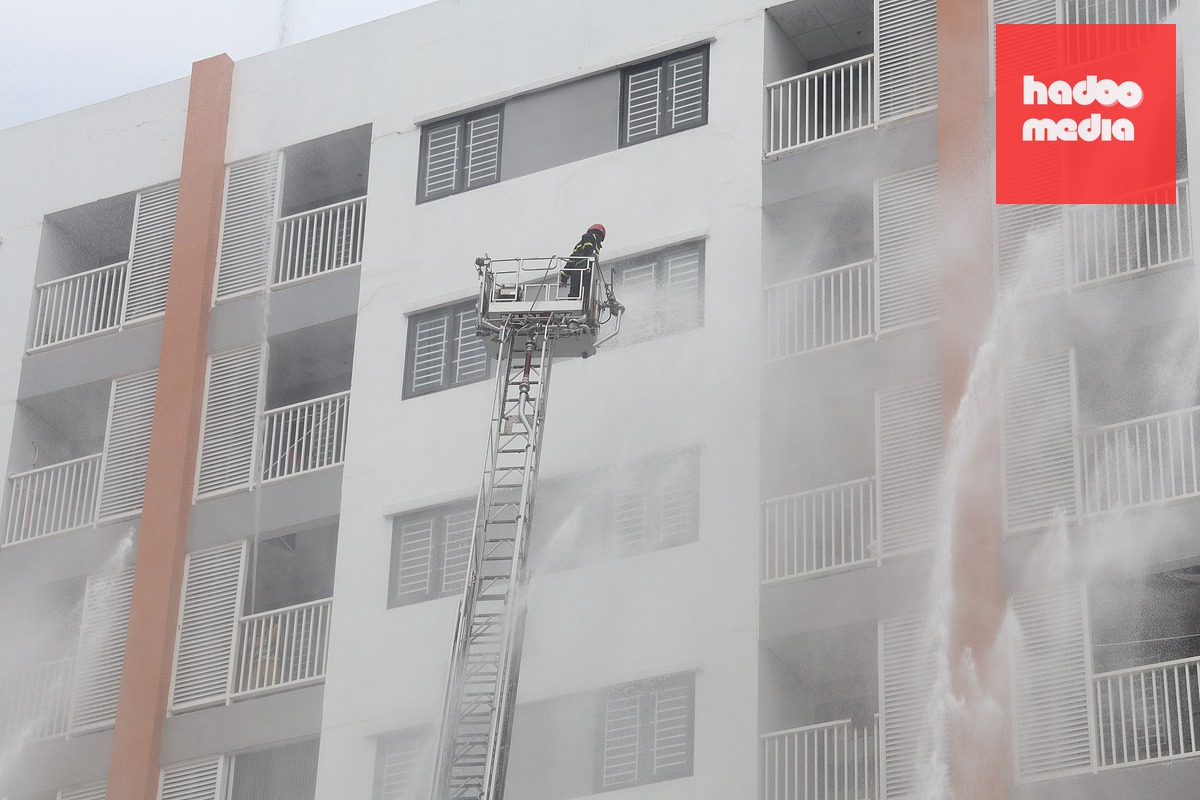 Cuộc thực tập nhằm kiểm tra, đánh giá toàn diện năng lực lãnh đạo, chỉ huy, điều hành và phối hợp tác chiến giữa các lực lượng trong xử lý tình huống cháy - Ảnh: CA LINH