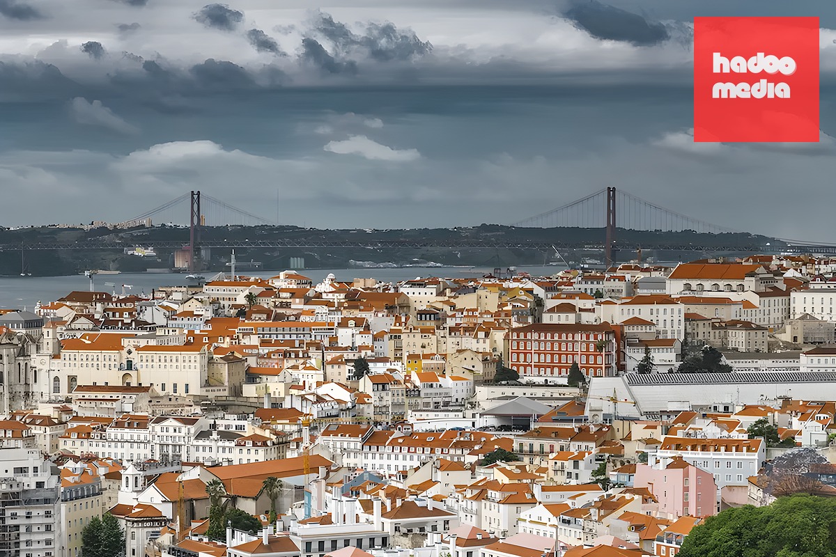 Portugalské hlavní město Lisabon mostem lehce připomíná San Francisko.