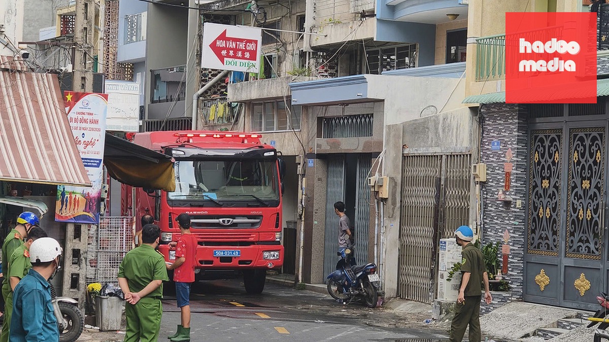 Cảnh sát phong tỏa hiện trường để dập lửa, điều tra nguyên nhân. Ảnh: Đình Văn