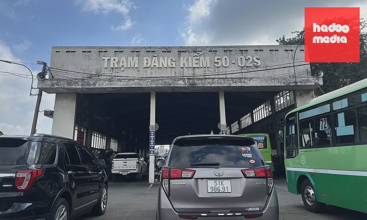 Xe chờ kiểm định tạm trại đăng kiểm TP. HCM. Ảnh: Hồ Tân