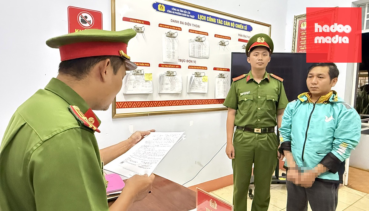 Cơ quan công an đọc quyết định khởi tố Hoàng Đức Hà - Ảnh: SỸ ĐỨC