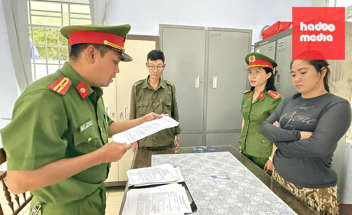 Cơ quan công an đọc quyết định khởi tố Lý Thị Thu Vân - Ảnh: SỸ ĐỨC