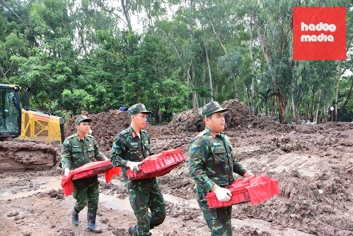 Các chiến sĩ Đội K74 đưa hài cốt vừa được tìm thấy về khu vực lưu mẫu, lấy mẫu - Ảnh: Bộ Tư lệnh TP.HCM
