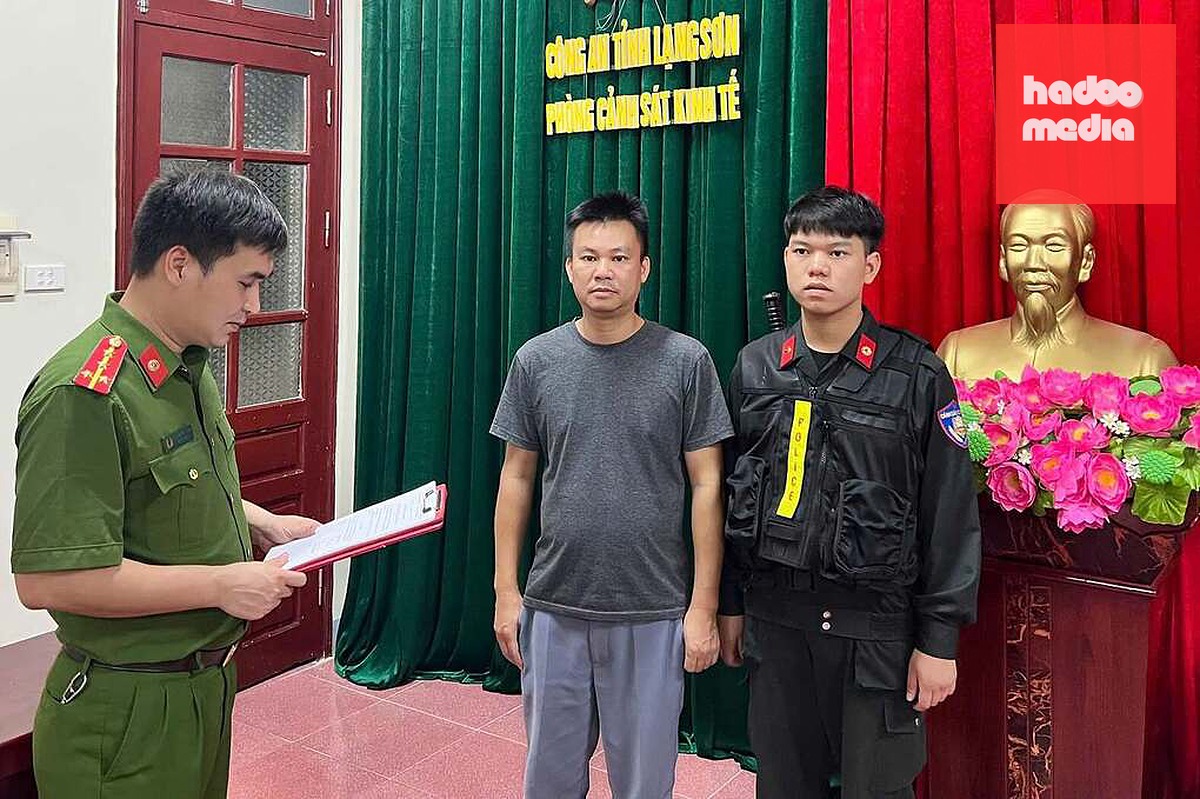 Công an thi hành lệnh với Hứa Văn Chinh. Ảnh: Công an cung cấp