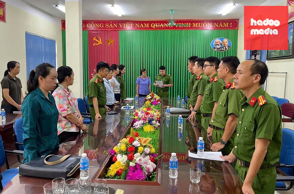 Công an thi hành lệnh khám xét tại trung tâm tài nguyên môi trường. Ảnh: Công an cung cấp