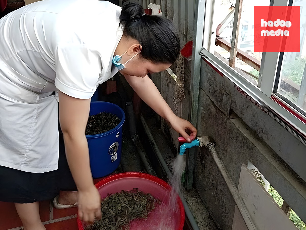 Nhân viên phòng khám tại hiện trường. Ảnh: Công an cung cấp