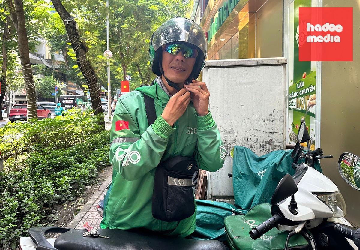 Tài xế GrabBike luôn đeo kính màu sau khi bị mất một mắt trái sau sự cố khi chạy xe. Ảnh: Lê Tuyết