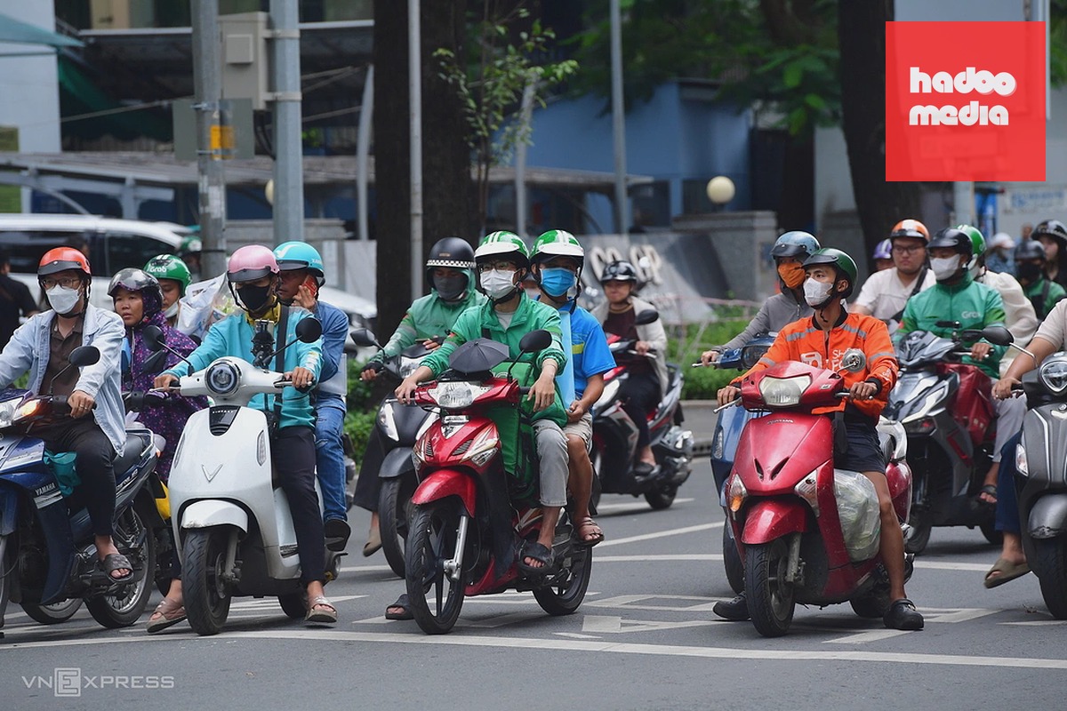 Tài xế các hãng xe công nghệ dừng chờ đèn giao thông ở trung tâm TP HCM. Ảnh: Thanh Tùng