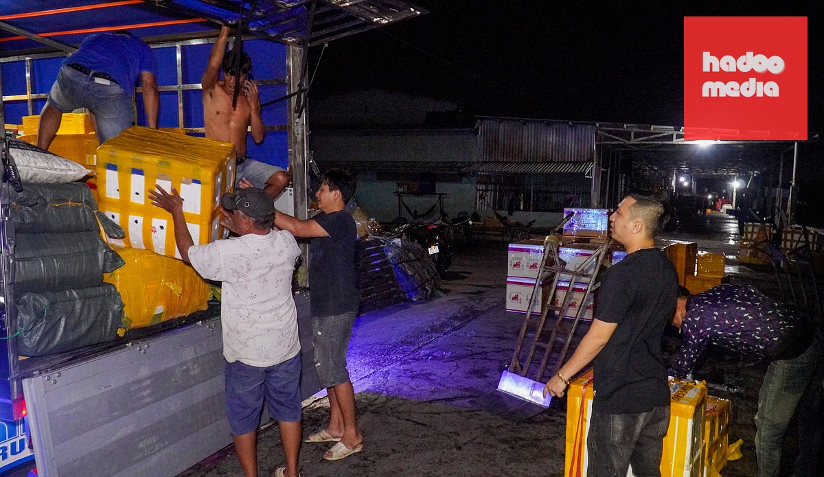 Một nhà xe chuẩn bị hàng hóa tại cảng cá Cà Mau lên đường đi Vũng Tàu chạy trên tuyến cao tốc Bến Lức - Long Thành - Ảnh: THANH HUYỀN