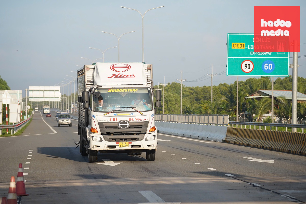 Từ đầu tháng 10-2026, hầu hết xe chở hàng từ miền Tây đi miền Đông đều chọn tuyến cao tốc Bến Lức - Long Thành. Nếu chạy với tốc độ trung bình 80 - 90km/h, tài xế sẽ "nuốt" 58km cao tốc này chỉ mất khoảng 40 - 45 phút - Ảnh: THUẬN VĂN