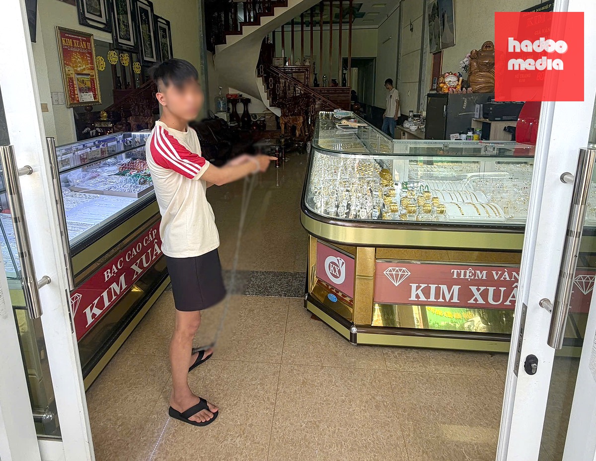 Nghi phạm Trịnh Vũ Phúc Lộc (19 tuổi, thường trú tại xã D'Ran) bị bắt giữ khi đang bỏ trốn - Ảnh: PHẠM NGÂN