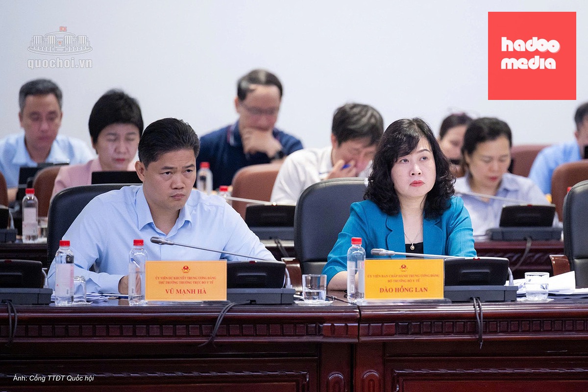 Bộ trưởng Y tế Đào Hồng Lan (áo xanh) tại phiên họp sáng 4/10. Ảnh: Cổng TTĐT Quốc hội