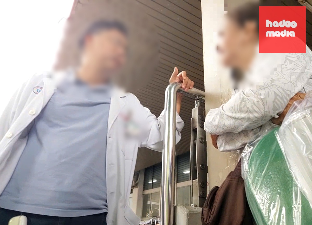 Bác sĩ trao đổi với bà Q. trước cổng khoa cấp cứu Bệnh viện Chợ Rẫy trưa 25-9. Trong đó có đề cập đến việc gợi ý cho bệnh nhân bỏ phong bì nếu muốn mổ tại khoa cấp cứu, dù không thuộc diện cấp cứu - Ảnh: Cắt từ clip